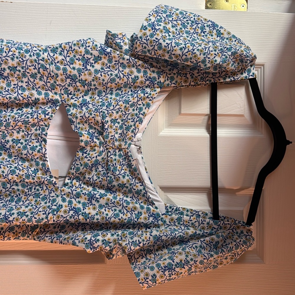 Beautiful BCBG generation cut out dress in style daisy days. New with tags!